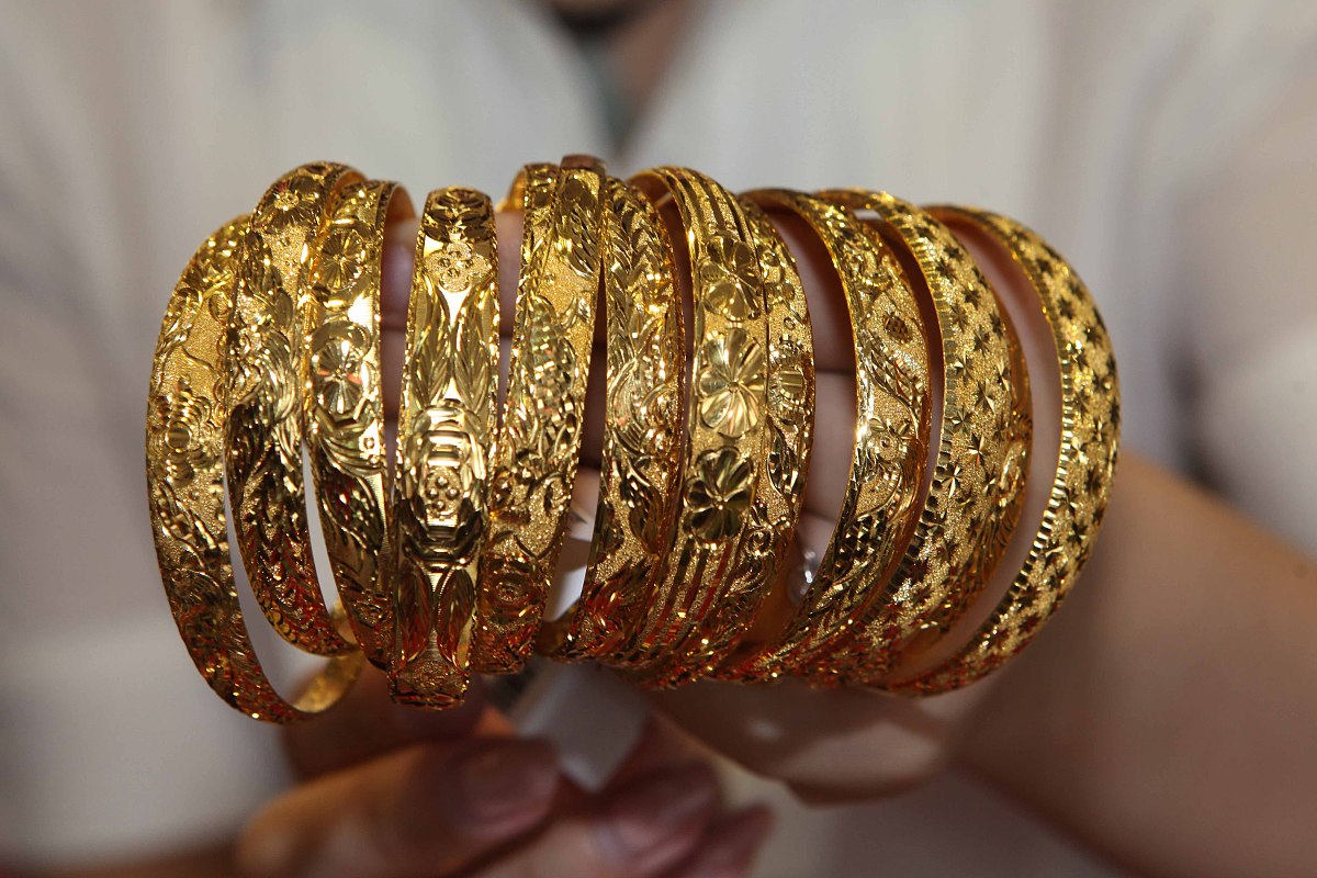 7万多买的金镯轻轻一捏就变形？究竟发生了什么