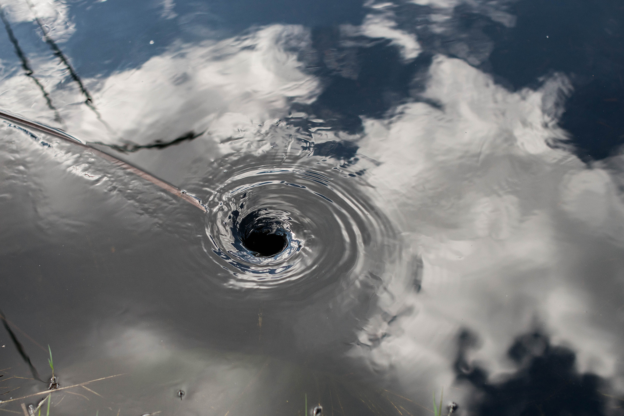 台风眼之谜：为何风暴中心反而风平浪静？