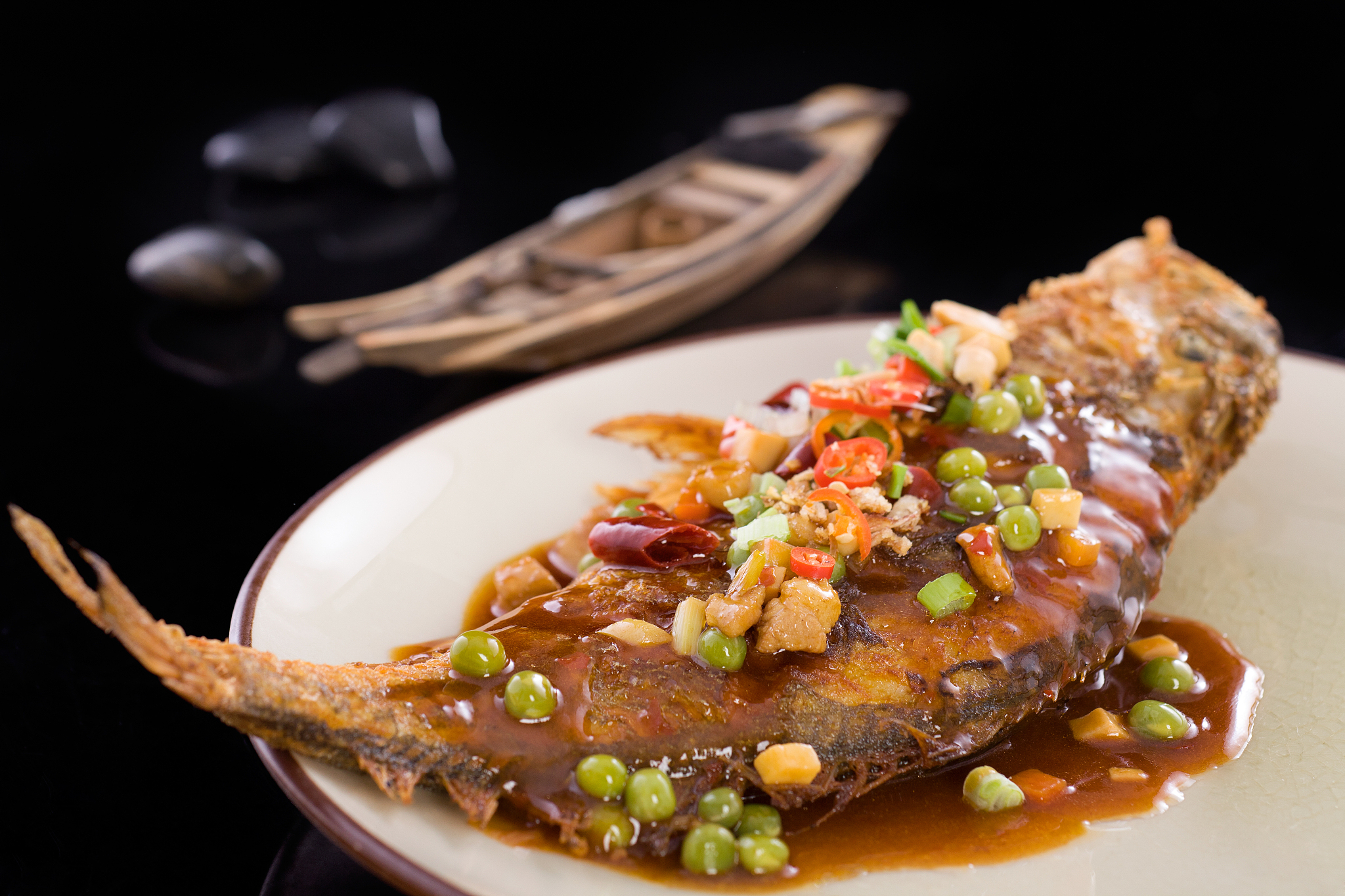 家常烤箱鲈鱼三招鲜！外酥里嫩比蒸煮更入味