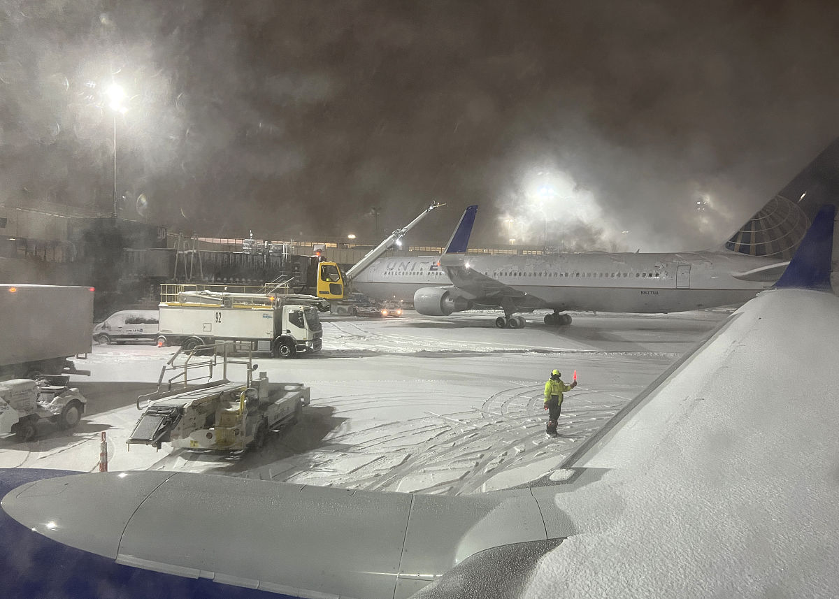 3000架次航班被取消：在美华人发声？究竟发生了什么？