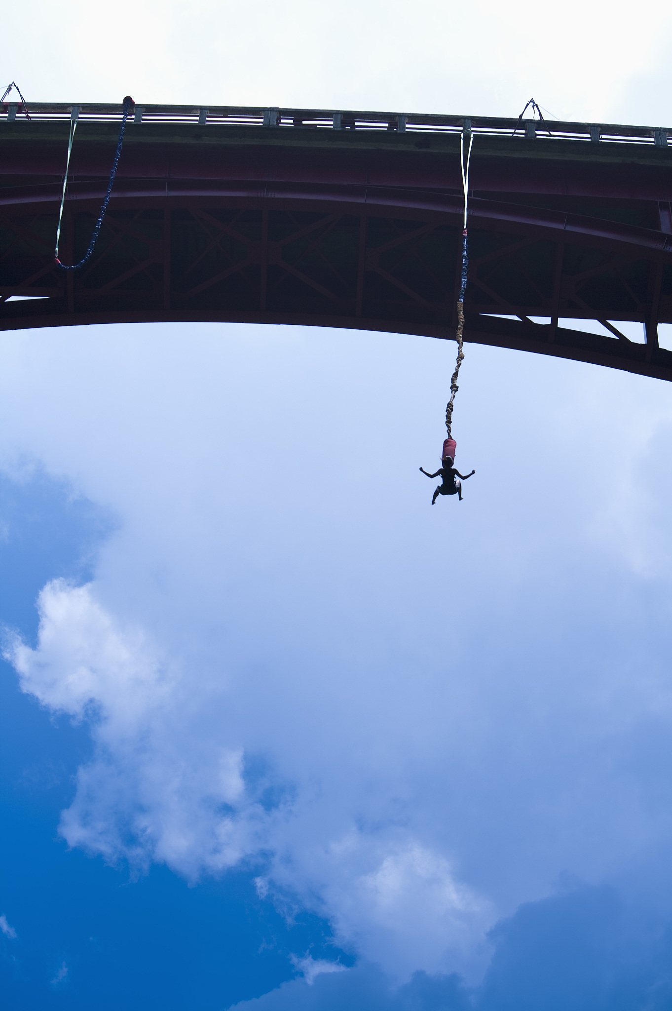 321米高空坠落！全球最高蹦极点皇家峡谷大桥 